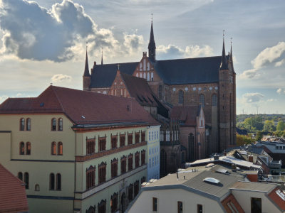 Foto des Fürstenhofs in Wismar vor der St.-Georgs-Kirche
